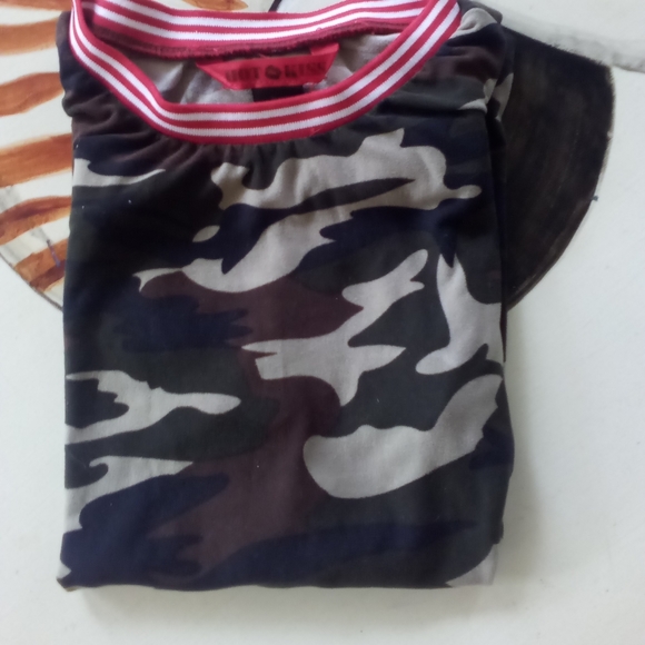 Hot Kiss Camo Tee - Picture 2 of 5